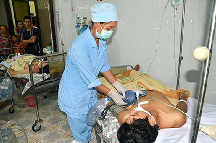 Các nạn nhân được các y, bác sĩ khẩn trương cấp cứu.