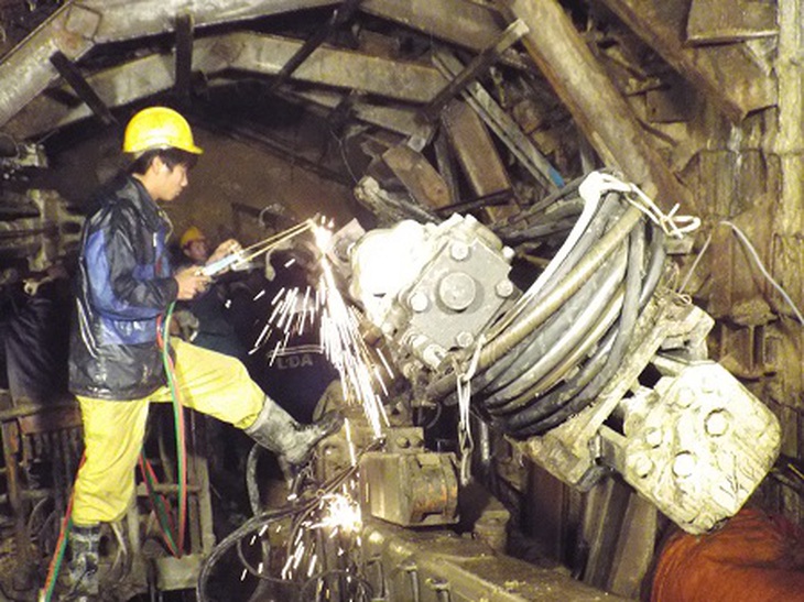 Các công nhân, kỹ sư làm việc từ suốt đêm qua đến sáng nay (Ảnh: Viết Hảo)