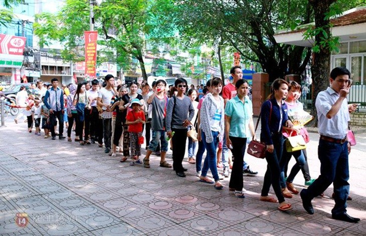 Hàng nghìn người xếp hàng vào viếng Lăng Chủ tịch Hồ Chí Minh nhân kỉ niệm Sinh nhật Người 13