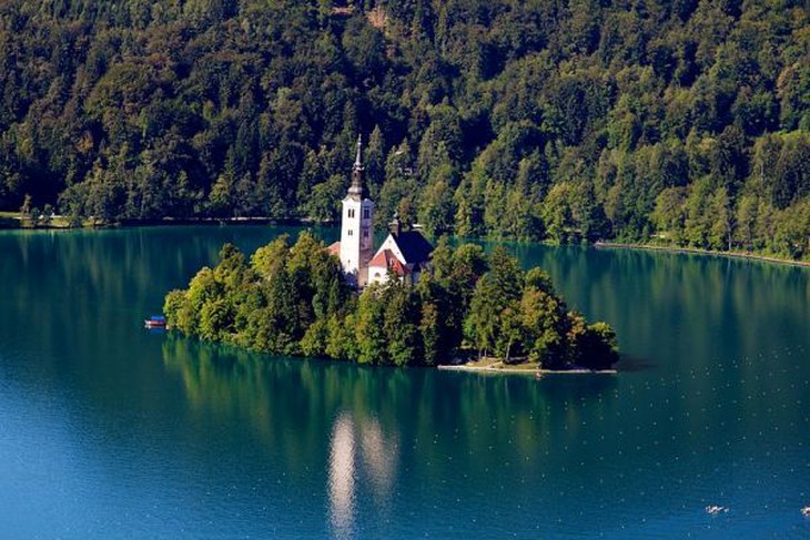 Slovenia là nơi tuyệt vời cho những du khách thích khám phá núi, rừng, hồ, phố cổ...