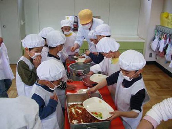 Sửng sốt bữa cơm bán trú của trẻ Nhật