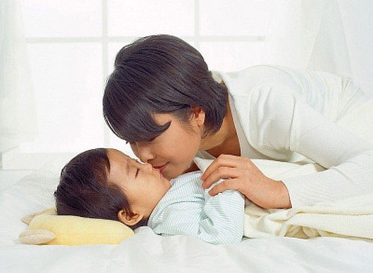 Khi trẻ mắc bệnh, không nên kiêng khem để đảm bảo dinh dưỡng cho trẻ phát triển.