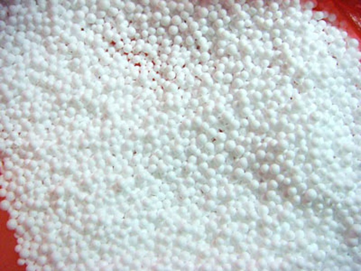 Hạt nở polystyrene diệt bọ gậy muỗi bằng cách ngăn bọ gậy tiếp xúc mặt nước để thở (ảnh phải).