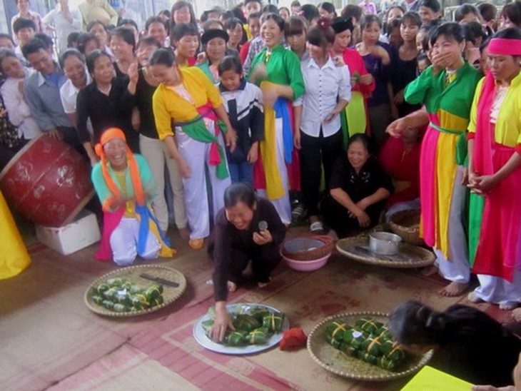 Ngoài việc chiêm ngưỡng những kỷ lục của Việt Nam, trong khuôn khổ lễ hội còn tổ chức thi gói bánh chưng giữa các làng Cao Xá, Phượng Hoàng, Đông Hạ. Mỗi làng sẽ được chia ra làm 3 đội, trong thời gian 30 phút đội nào làm được nhiều bánh hơn và đẹp hơn sẽ thắng