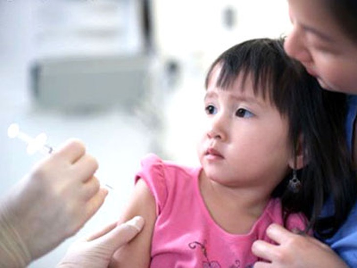 Tiêm vắc-xin để phòng bệnh học đường lây qua đường tiêu hóa (ảnh minh họa).