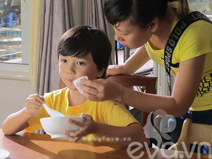 Chuyện chưa biết về trẻ em Việt đi quay quảng cáo