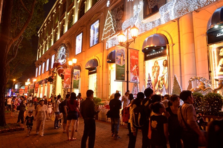 Dòng người nườm nượp đi chơi Noel