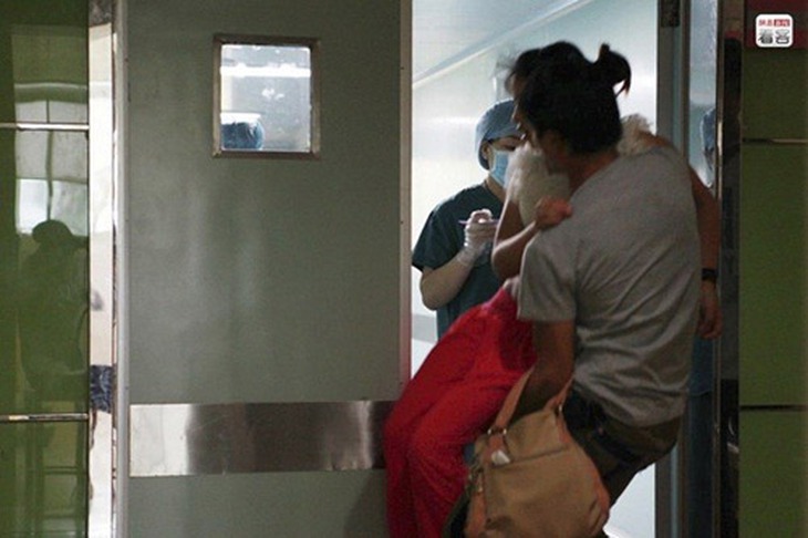 Một cô gái bị ngất sau khi phá thai cần được bạn trai hỗ trợ để dìu ra ngoài.