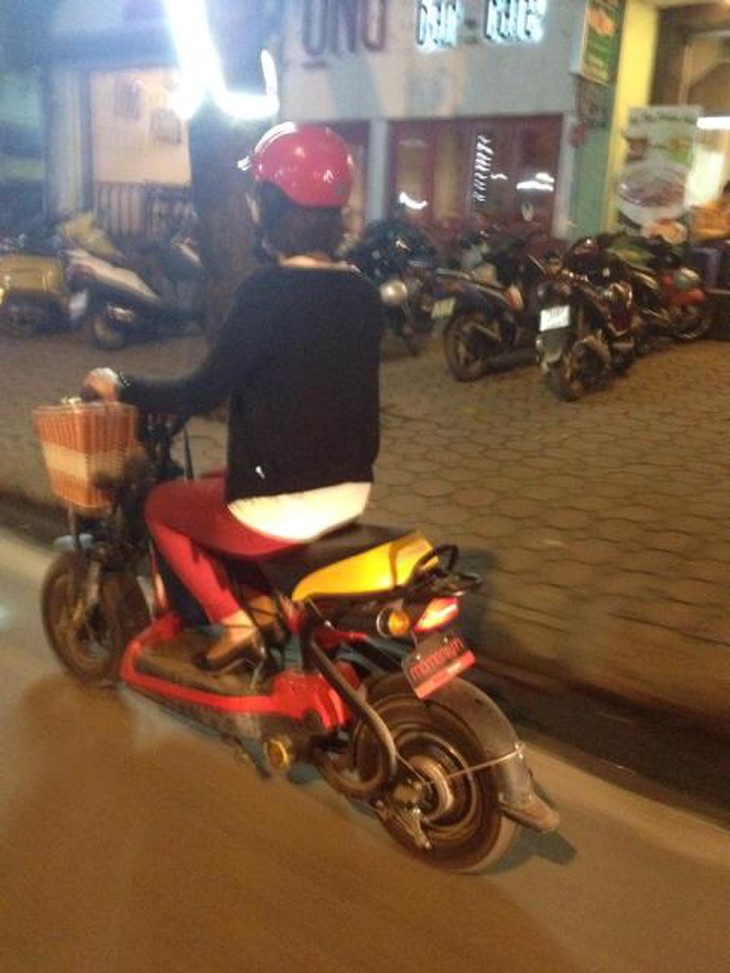 Đội mũ bảo hiểm để đảm bảo an toàn khi đi xe đạp điện.