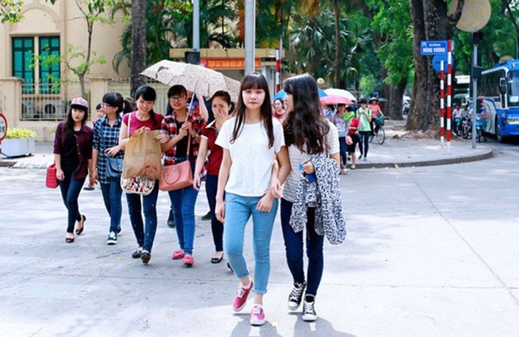 Hàng nghìn người xếp hàng vào viếng Lăng Chủ tịch Hồ Chí Minh nhân kỉ niệm Sinh nhật Người 16
