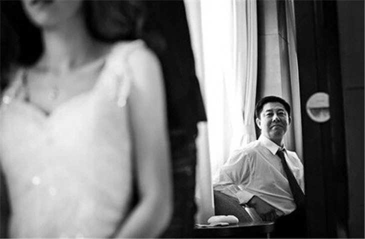 Chùm ảnh lay động trái tim: Những người bố khóc trong ngày cưới của con gái 15