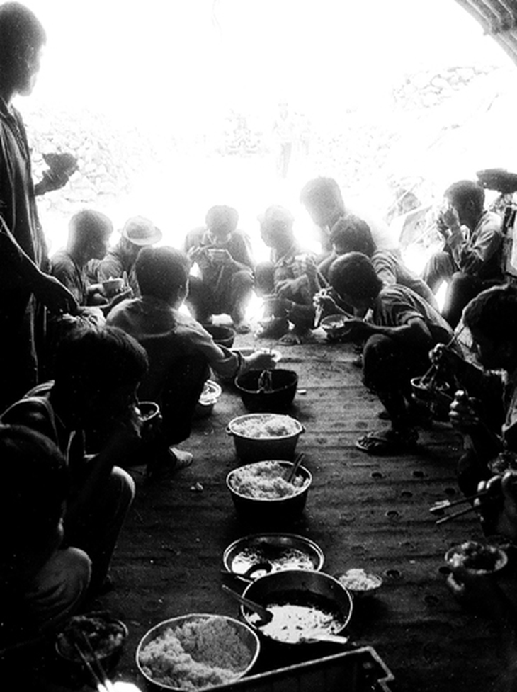Bữa cơm chung đạm bạc.