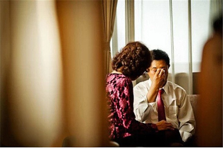 Chùm ảnh lay động trái tim: Những người bố khóc trong ngày cưới của con gái 16
