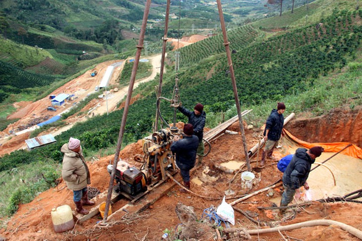 Hiện mũi khoan trên đỉnh đồi đã đi được hơn 35 m. Đây được xem là mũi khoan có nhiều ý nghĩa trong việc tiếp tế cho nạn nhân. Ảnh: Phước Tuấn