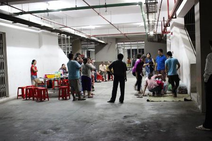 Người thân đau đớn trước vụ tai nạn thương tâm.