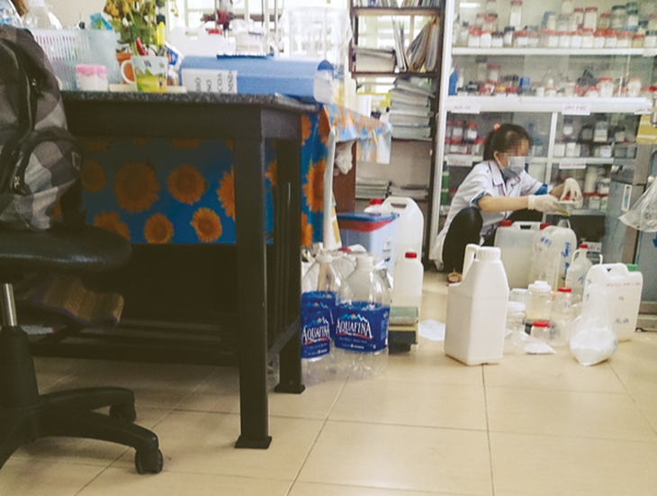 Nhân viên của ông Bá đang pha chế mỹ phẩm