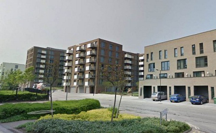 Số tiền được tìm thấy tại một căn hộ cao cấp ở miền nam thành phố London.
