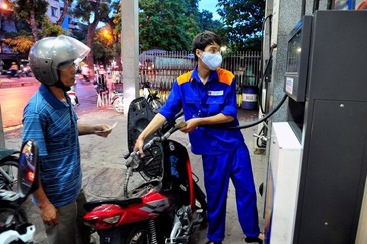 Ảnh minh họa: Những chiêu trò gian lận của nhân viên cây xăng được thực hiện khéo léo nên rất dễ qua mắt khách hàng. Ảnh: VnExpress.