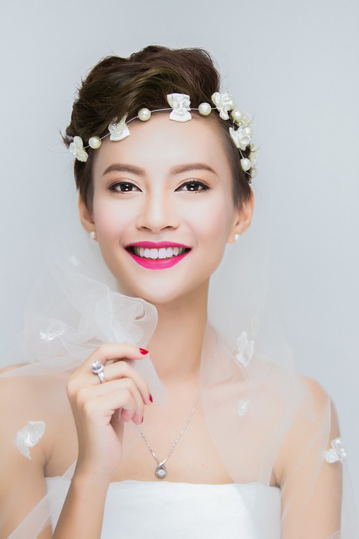 3 kiểu tóc dịu dàng mà vẫn đẹp khó cưỡng cho cô dâu tóc ngắn 2