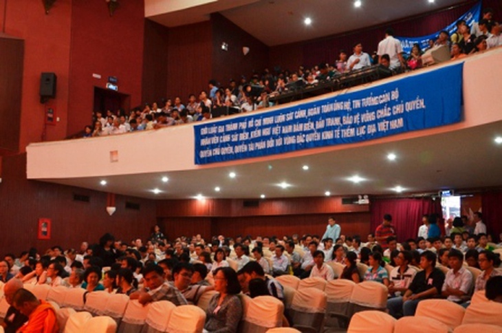 Hàng trăm người tập trung sớm trước giờ mít tinh phản đối ôn hòa hành vi ngang ngược của Trung Quốc