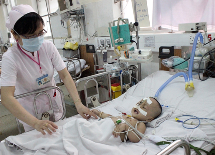Cậu bé 2 tuổi duy trì sự sống chủ yếu nhờ kháng sinh, kim tiêm, dịch truyền. Ảnh: Lê Phương.