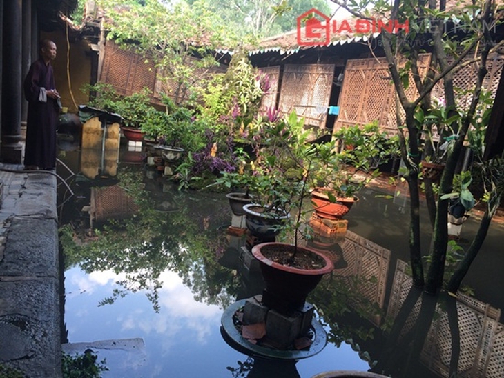 Tây Lang cũng chìm trong làn nước thối inh. Ảnh: Võ Anh Tuấn.