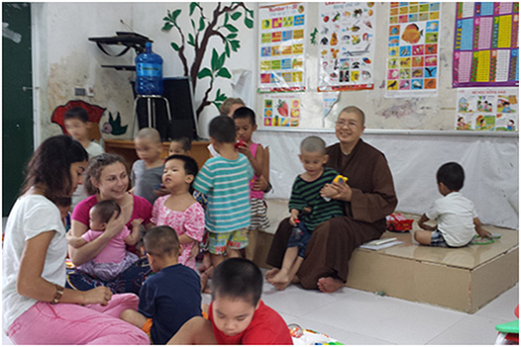 Ni sư Đàm Lan (đeo kính) với các trẻ em cơ nhỡ trước khi xảy ra sự việc