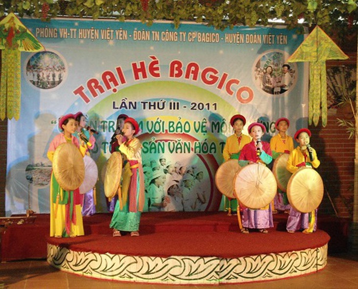 Một tiết mục của thiếu nhi Bắc Giang biểu diễn quan họ.