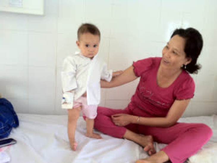 Sau khi được lấy dị vật, bé Như Thảo đã tỉnh táo, khỏe mạnh (ảnh BV cung cấp)