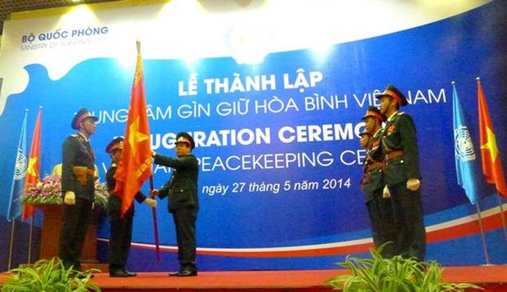 Đại tướng Phùng Quang Thanh, Bộ trưởng Bộ Quốc phòng, trao quân kỳ Quyết thắng cho Trung tâm Gìn giữ hòa bình Việt Nam