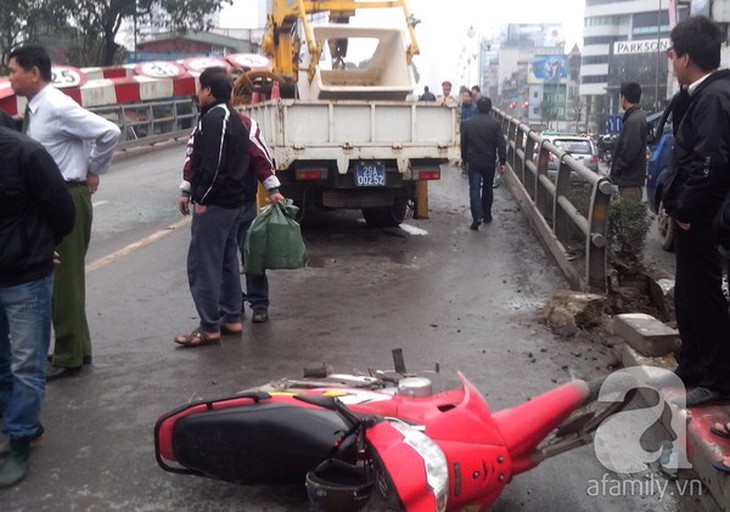Húc đổ chắn cầu vượt Thái Hà - Chùa Bộc, xe biển xanh gây tai nạn, 1 người nguy kịch 2