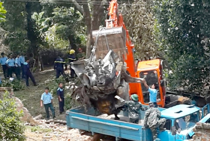 Xác chiếc máy bay được đi chuyển rời khỏi hiện trường trưa nay.Ảnh: Bá Đô