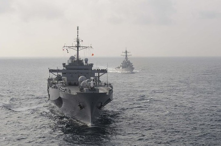 Soái hạm USS Blue Ridge (trái) và tàu khu trục mang tên lửa dẫn đường USS Stethem của Mỹ. Ảnh: US Navy