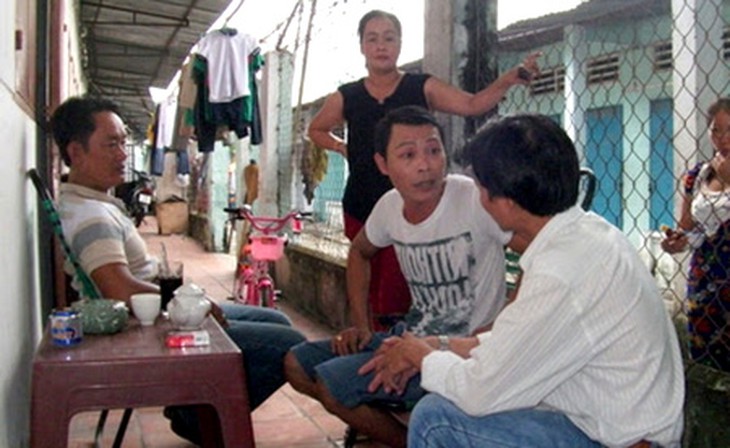 Những người trong xóm trọ bất bình trước hành vi dã man của bố mẹ bé Ngân