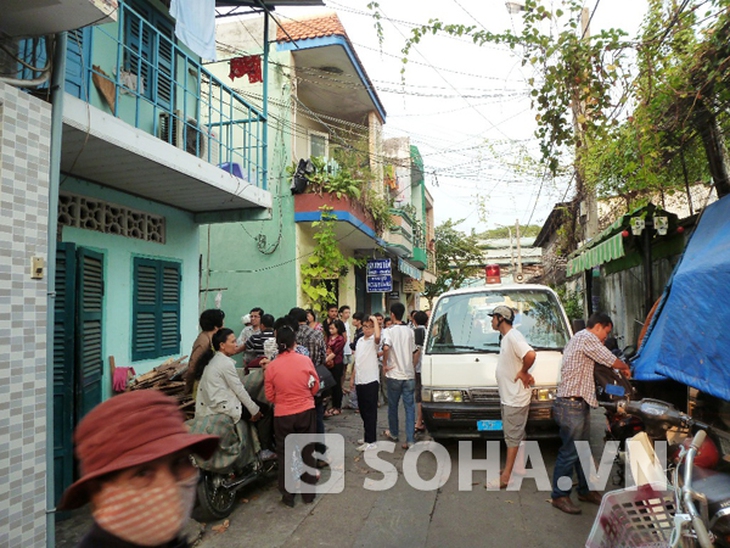 Xe cứu thương có mặt để đưa các nạn nhân về nhà xác