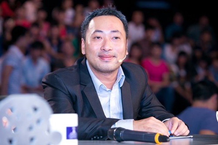 Đạo diễn Nguyễn Quang Dũng hiện là giám khảo cuộc thi "Hoa khôi Áo dài - Đường tới vương miện Hoa hậu Thế giới".