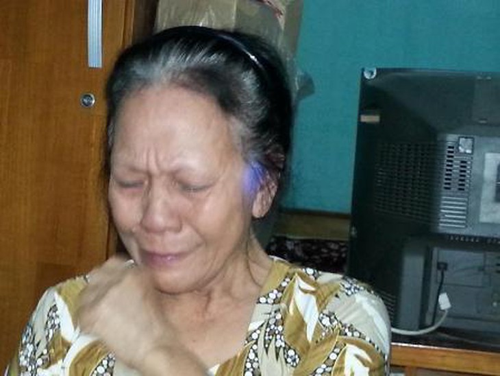 Nước mắt của mẹ một sĩ quan máy 3 trên tàu khi nghe tin con mình đang sống sốt sắp trở về