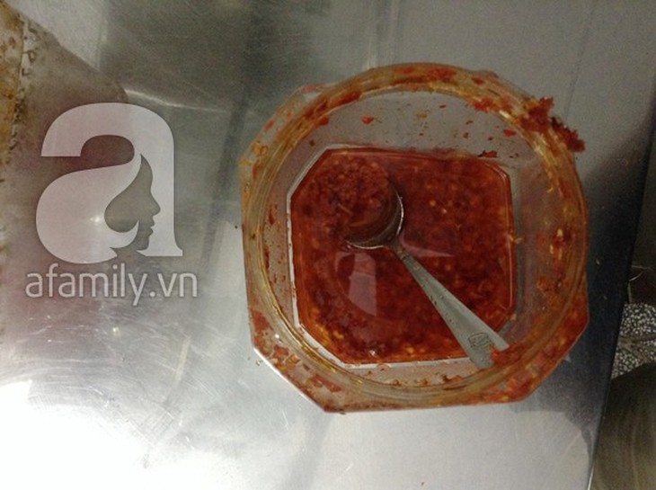 Tiệm bánh tráng trộn nổi tiếng bị nhân viên tố bán bánh và trứng chuột ăn nham nhở 2
