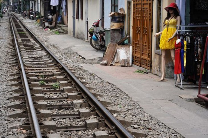 Những ngôi nhà ngay cạnh đường tàu