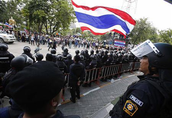 Biểu tình trước đài truyền hình NBT ở Bangkok
