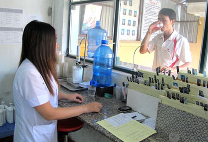 Bệnh nhân uống methadone dưới sự giám sát của nhân viên y tế.