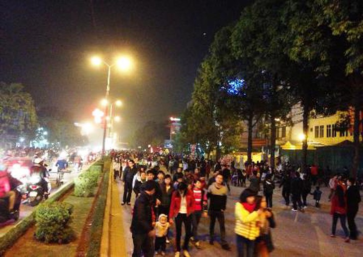 Ngay từ ngoài quốc lộ 1A, dòng người đã đông nghịt.