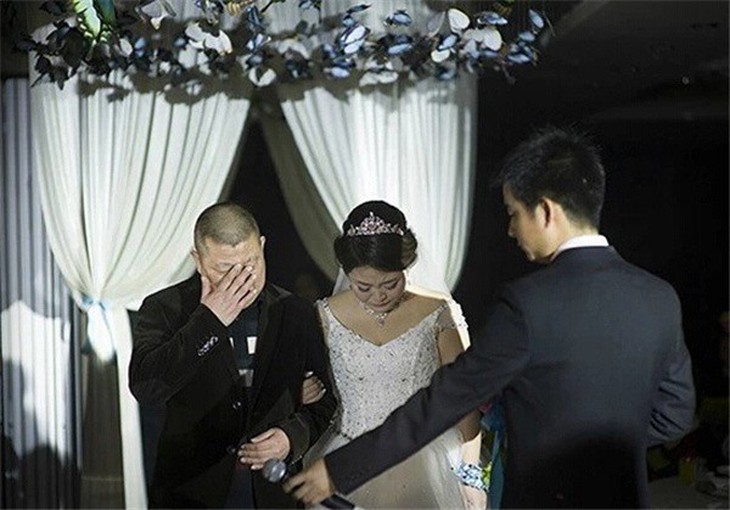 Chùm ảnh lay động trái tim: Những người bố khóc trong ngày cưới của con gái 23