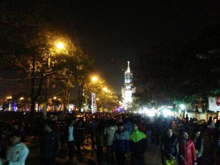 Khu vực quanh nhà thờ chính tòa Thanh Hóa chật kín người.