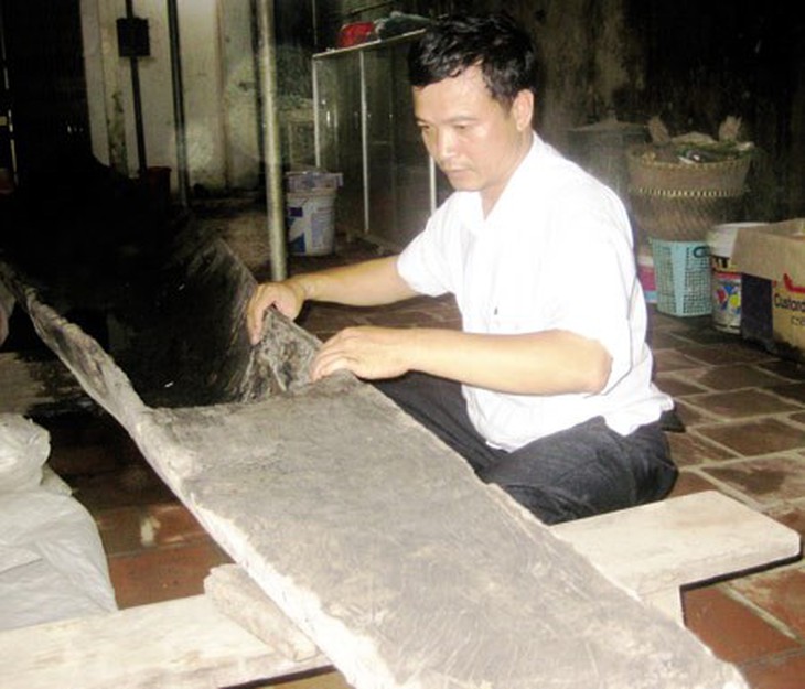 Ông Nghị với chiếc thuyền độc mộc cổ 2.000 năm.
