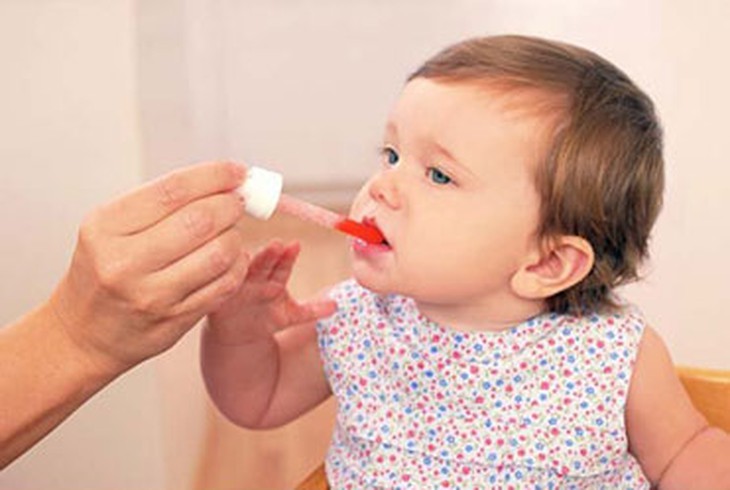 Sử dụng ống nhỏ gitoj đi kèm hộp/lọ thuốc để đong liều
