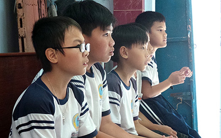 Các em học sinh bàng hoàng trước cái chết của bạn mình