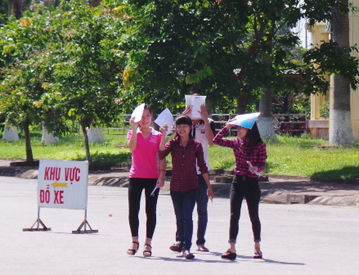 Thí sinh ra sớm tại điểm thi Cơ sở 1, trường ĐH Hồng Đức.