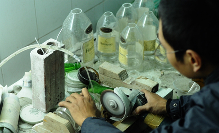 Nghề độc: “Phù phép” chai lọ phế liệu kiếm hàng chục triệu mỗi tháng