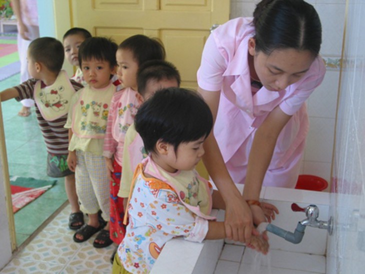 Rửa tay cho trẻ thường xuyên để phòng bệnh tay - chân - miệng. Ảnh: Trần Minh